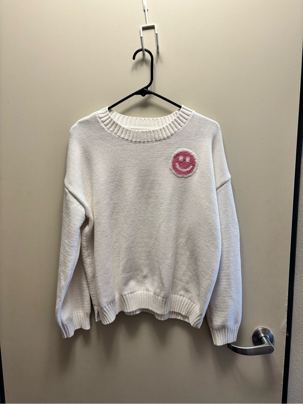 Jessica Simpson White Crewneck Sweater with Pink Smiley Patch size XL